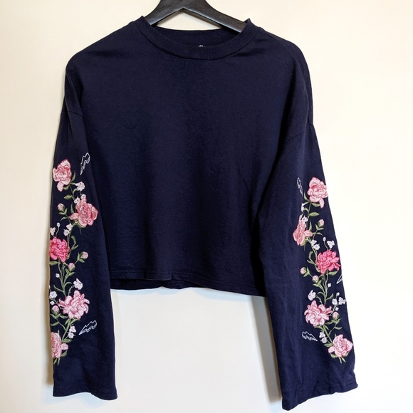 H&M Tops - H&M Divided Cropped Wide Sleeve Embroidered Shirt